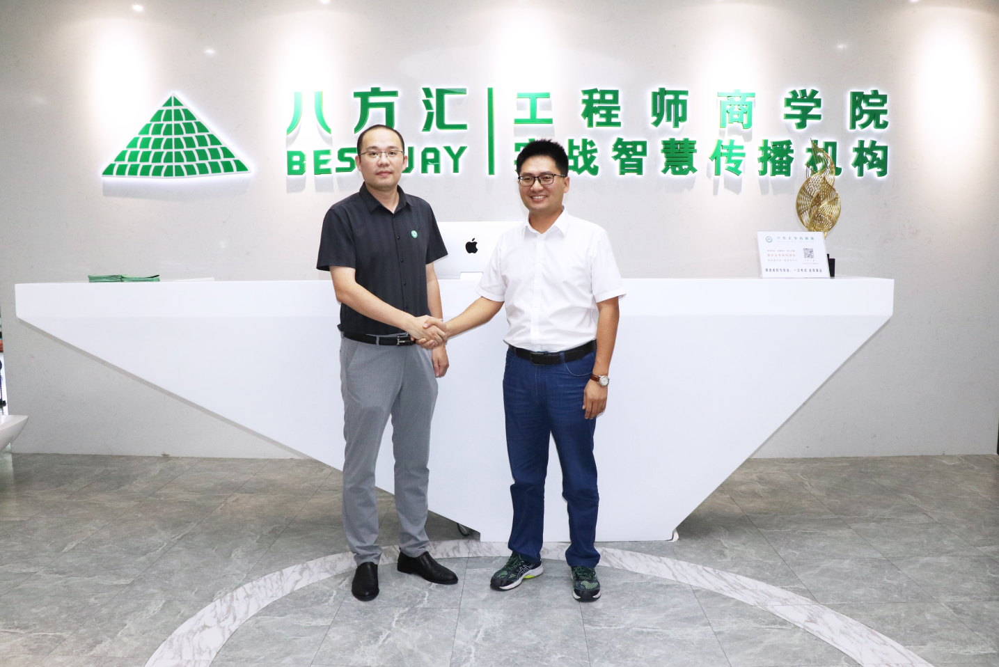 研控科技为八方汇赞助教学物资